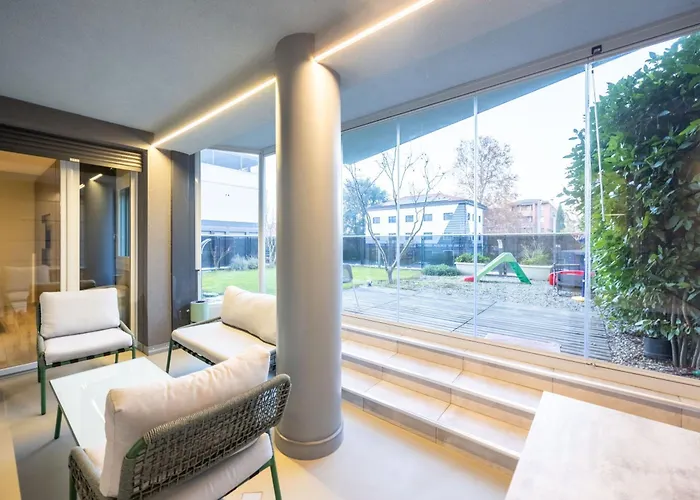 Urban Oasis, By Short Holidays Appartement